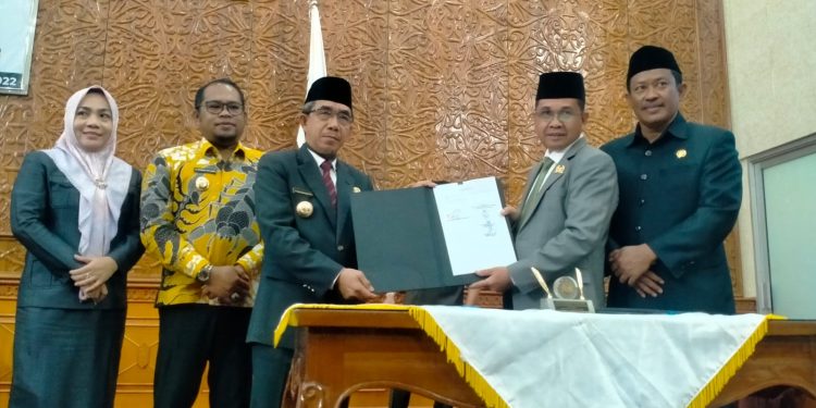 Anggaran Pendapatan dan Belanja Daerah (APBD) Kutai Timur (Kutim) tahun anggaran 2023 telah disahkan melalui rapat paripurna yang  ke-50 dan 51, diruang Sidang Utama DPRD Kutim