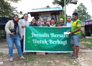 Jurnalis berbagi untuk bersatu : berikan bantuan korban bencana kebakaran di Pinang, Sangatta Utara