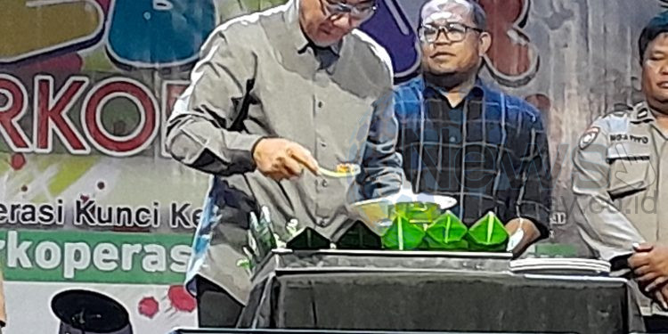 Harkopnas ini juga bagian dari Roadshow Bazar Promosi UMKM titik ke-8. Kegiatan ini dibuka oleh Bupati Kutim, Ardiansyah Sulaiman didampingi Wakil Bupati Kasmidi Bulang di tandai dengan pemotongan tumpeng yang diberikan kepada KediskopUKM, Darsafani