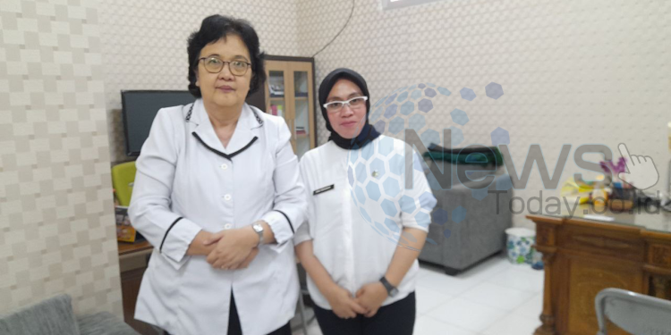 Kesetaraan gender dapat dicapai dengan mengurangi kesenjangan antara kaum laki-laki dan perempuan dalam mengakses dan mengontrol sumber daya