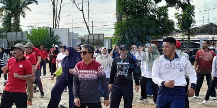 Senam sehat itu bertemakan 'Ayo Bersama Akhiri TBC, Indonesia Bisa Wujudkan Indonesia Sehat dengan TOSS TBC, Wujudkan Keluarga Sehat dengan Terapi Pencegahan TBC, hilangkan stigma, dukung Pasien TBC Dengan Sepenuh Hati' yang berlangsung di Polder, Sangatta