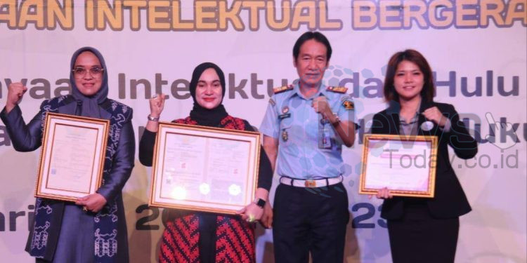 Pemberian sertifikat KIK itu dilakukan saat kegiatan Edukasi Pencegahan Pelanggaran Kekayaan Intelektual dan Mobile Intellectual Property Clinic yang digelar oleh Kanwil Kementerian Hukum dan HAM Kalimantan Timur bertempat di Hotel Aston Samarinda
