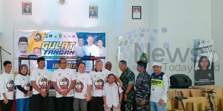 Wakil Bupati Kutim Kasmidi Bulang menghadiri Turnamen Gulat Tangan