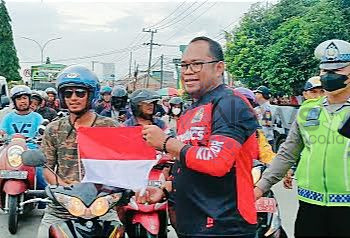 Wabub Kutim Kasmidi Bulang Serahkan Bendera Merah putih kepada masyarakat Kutim