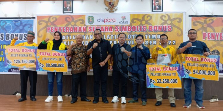 Wabup Serahkan Bonus Atlet dan Pelatih Peraih Medali Fornas VII dan Popda XVI
