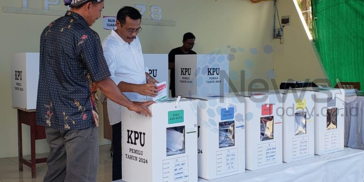 Anggota DPRD Kota Balikpapan Syarifudin Oddang Bersama Keluarga Ikut Antre di TPS