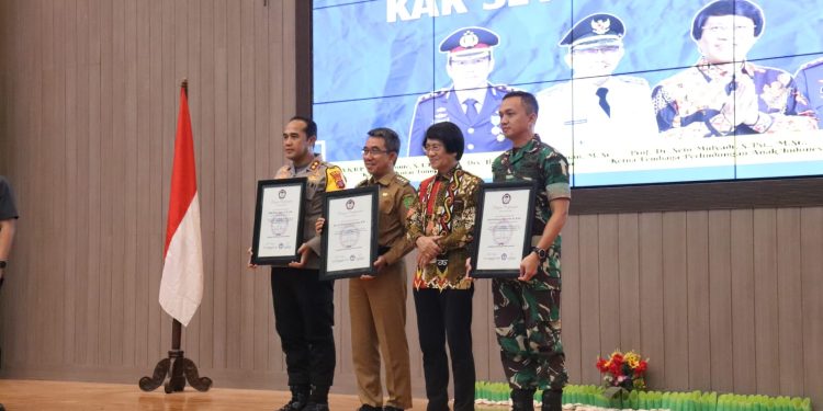 Bupati Kutim Terima Penghargaan Seto Award 2024, Dinas PPKB Siap Bersinergi Ciptakan KLA